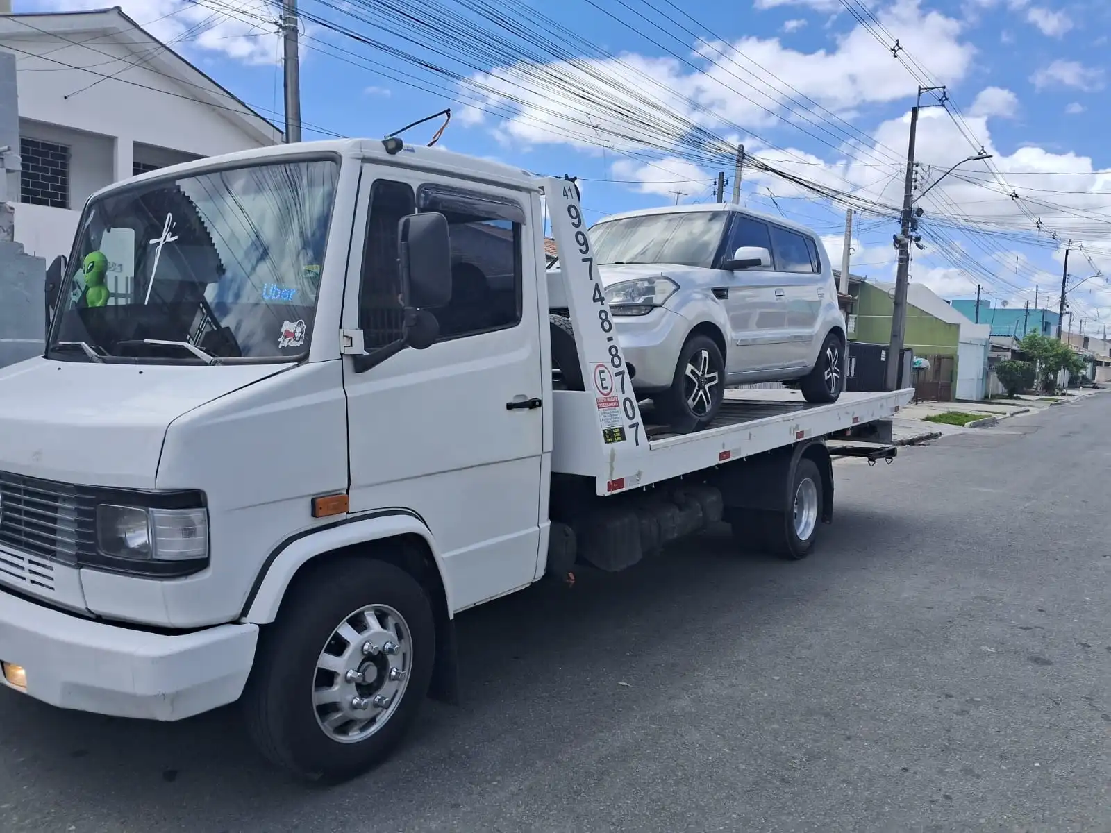 Guincho 24 horas transportando carro prata em atendimento rápido e confiável
